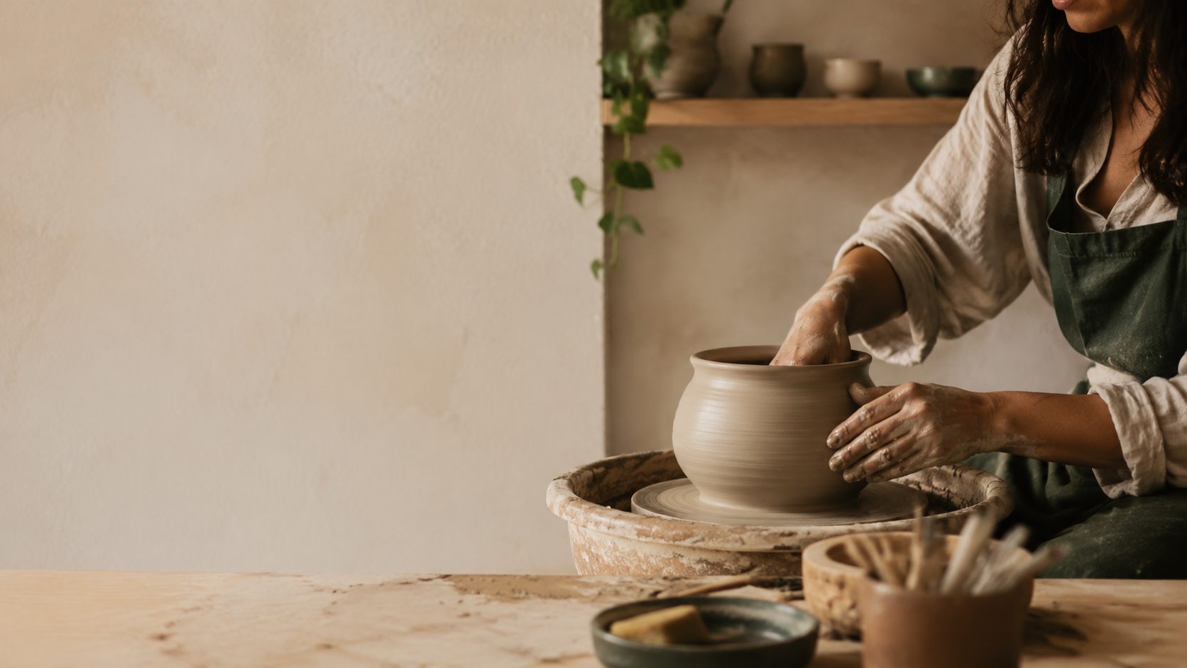 Criadora produzindo uma peça autoral em seu ateliê